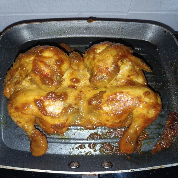 Bakar ayam di atas bara api/grill pan sambil diolesi dengan sisa bumbu dan margarin. Angkat. Sajikan dengan pelengkap.
