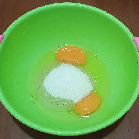 Campur telur dan gula pasir kocok sampai gula larut menggunakan whisk.