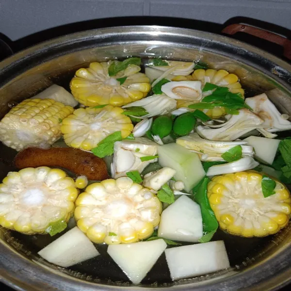 Rebus air beserta bahan A dan bumbu halus hingga harum dan matang.
masukan nangka muda, melinjo, jagung, pepaya muda, dan kacang tanah masak hingga cukup matang.