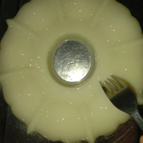 Setelah ager susu mengeras keluarkan dari loyang, tusuk-tusuk dengan garpu agar bisa saling menempel dengan lapisan kedua.