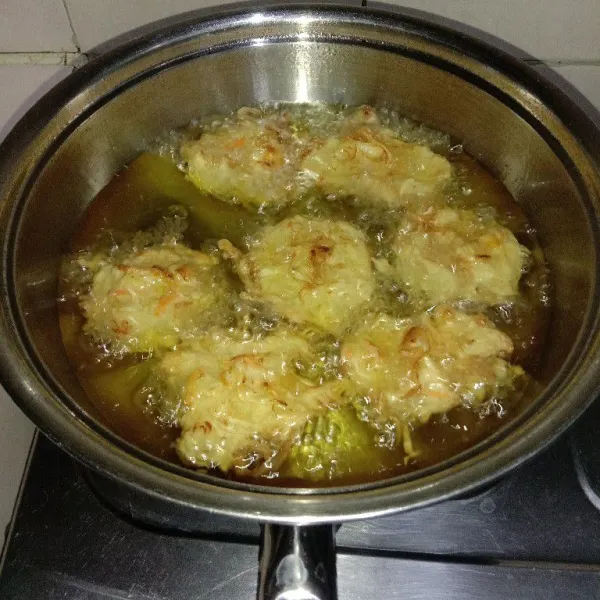 Panaskan minyak hingga benar-benar panas (agar bakwan tidak banyak menyerap minyak) kemudian goreng bakwan dengan api sedang cenderung kecil sampai matang/kecoklatan di kedua sisinya. Angkat dan sajikan.