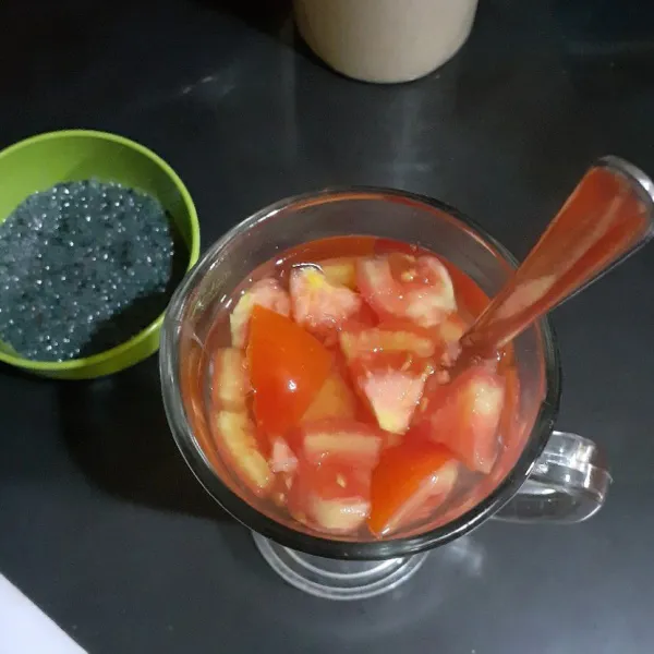 Tambahkan air panas dan aduk sampai gula larut dan air sedikit kemerahan.