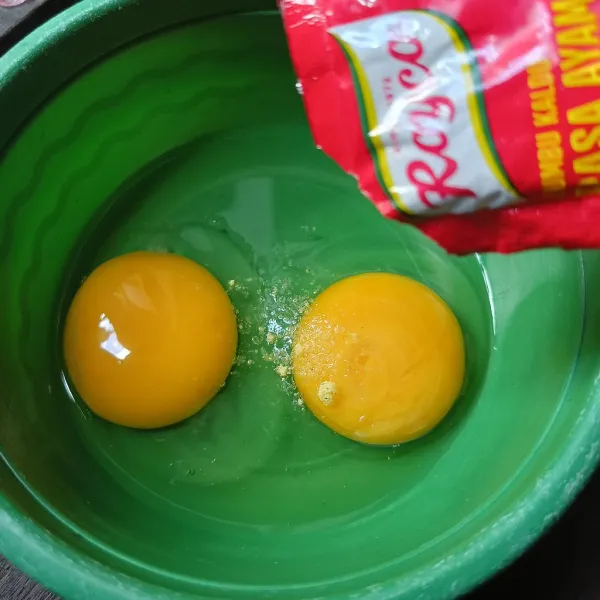 Pecahkan telur dan tambahkan kaldu ayam bubuk dan lada bubuk.