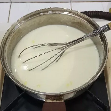Di panci campur susu uht, susu kental manis, susu bubuk, dan gula pasir aduk rata lalu masak