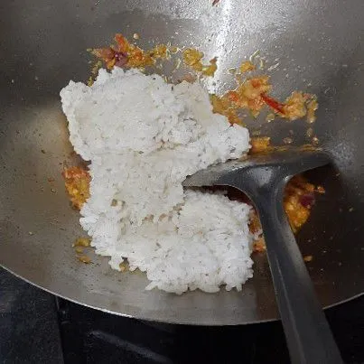 Masukkan nasi, aduk hingga rata.