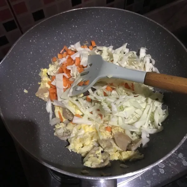 Masukan wortel dan kol, masak hingga layu atau matang.