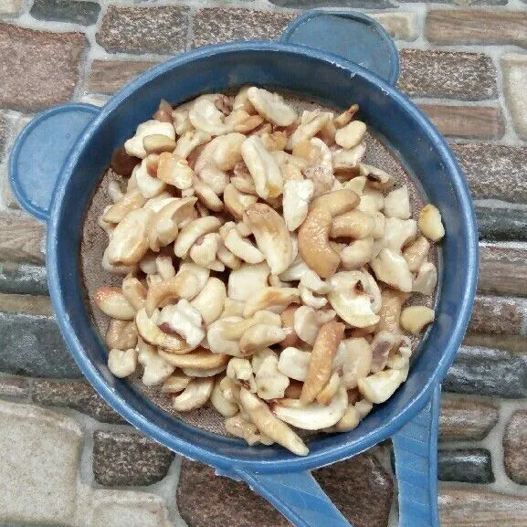 Saring airnya, tiriskan kacang mede.