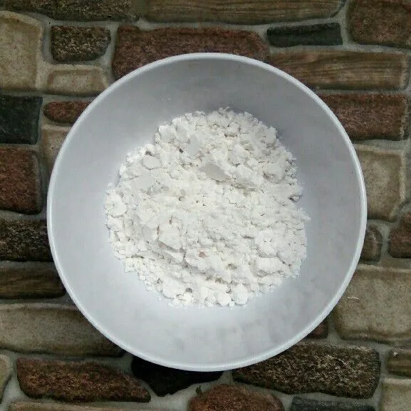 Campur tepung terigu dan tepung tapioka ke dalam wadah.