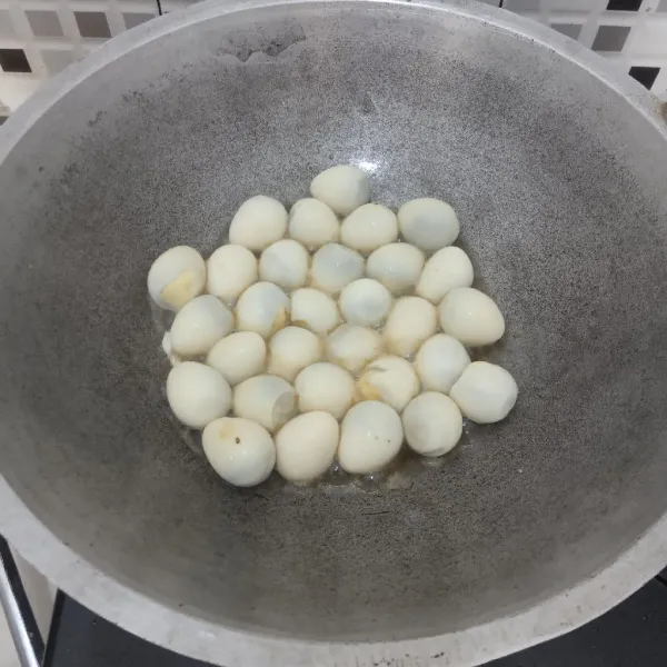 Goreng juga telur puyuh yang telah direbus terlebih dahulu hingga matang.