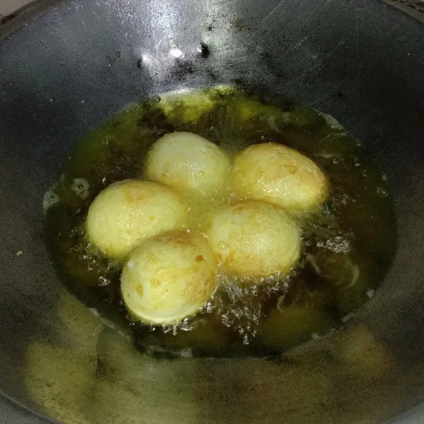 Goreng telur dengan minyak agak banyak dan benar-benar panas agar menghasilkan lapisan kulit yang rata dan bagus, jika sudah kecoklatan angkat.
