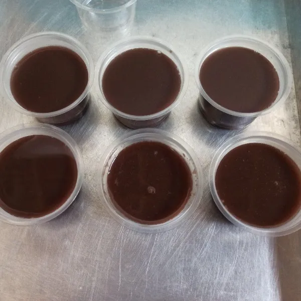 Selanjutnya masukkan puding coklat ke dalam cup kemudian diamkan sampai dingin dan mengeras.