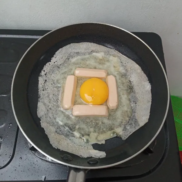 Masukkan telur, beri garam dan merica.
