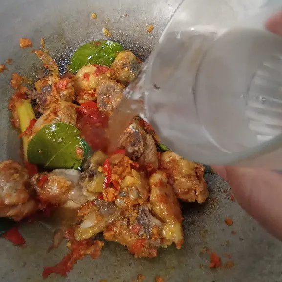 Tambahkan air, garam, gula dan kaldu bubuk. Ungkep kurang lebih 15 - 20 menit.