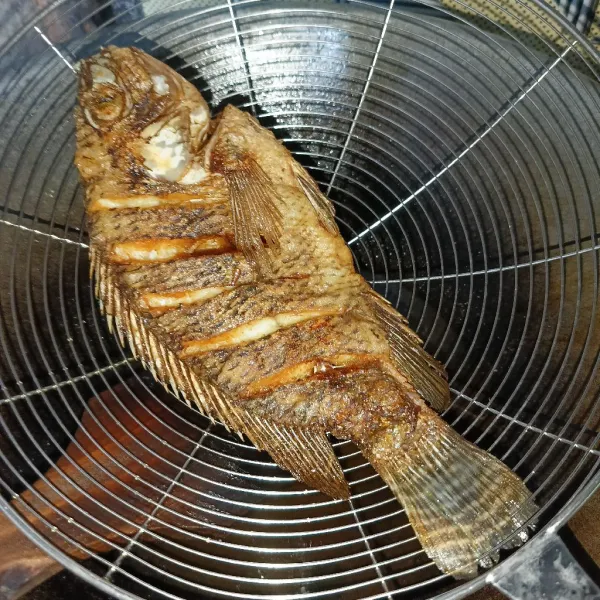 Kemudian goreng ikan sampai matang, angkat dan tiriskan.