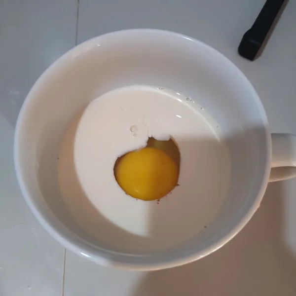 Kocok telur dan susu.