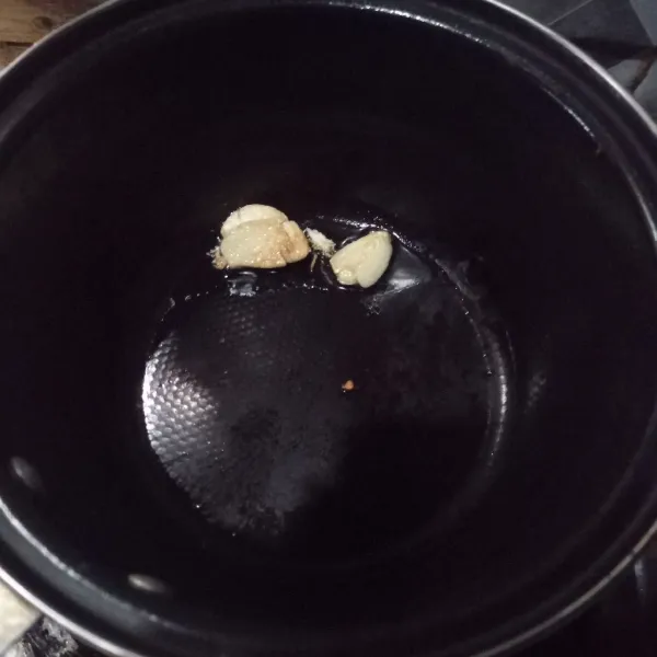 Tumis bawang geprek dengan 1 sdm minyak sampai matang.