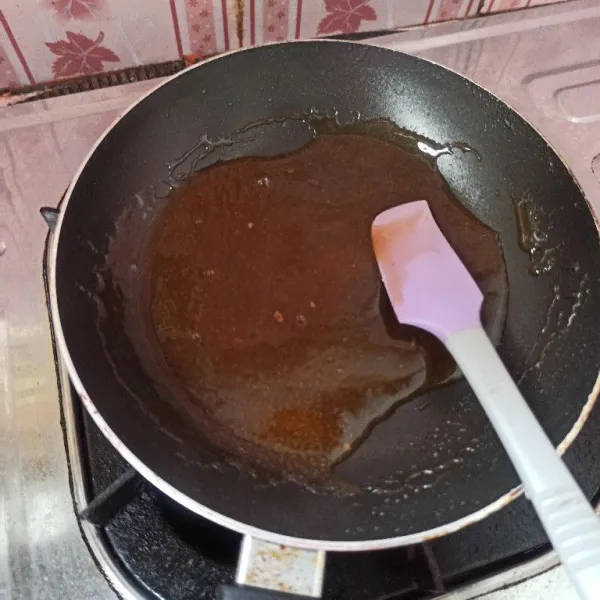 Di wajan bekas goreng bawang tadi tambahan air, saus tiram, kecap asin, kaldu bubuk, gula dan lada bubuk. Masak hingga mendidih, setelah itu koreksi rasanya terlebih dahulu setelah dirasa pas masukkan larutan tepung maizena, aduk hingga mengental.