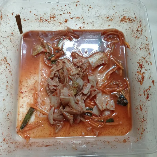 Potong potong kimchi juga.