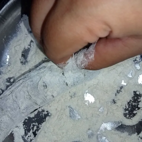 Sedikit dicubit supaya tepung menempel pada lele.