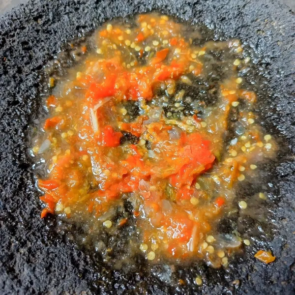 Ulek sambal sampai halus, icip rasanya dan jika sudah pas siap disajikan dengan ikan nila goreng.