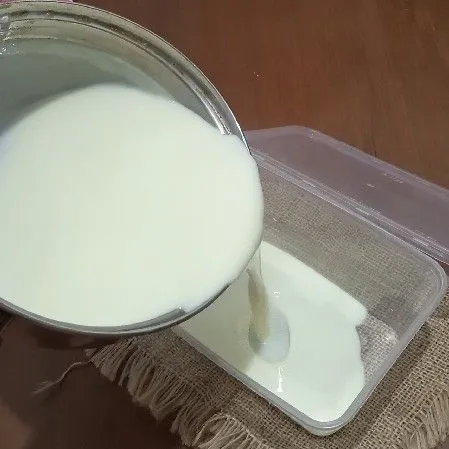 Tuang ke wadah tunggu dingin lalu tutup wadahnya masukan ke freezer sampai membeku.