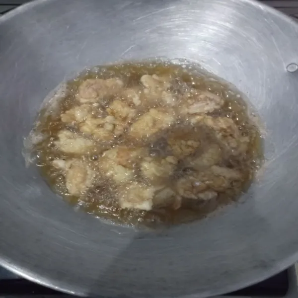 Kemudian goreng hingga golden brown. Pastikan ayam terendam minyak agar matang sampai dalam, angkat dan sajikan dengan saus kesukaan.