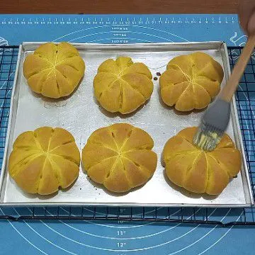 Panas panas oles dengan margarin.