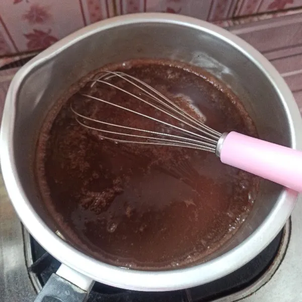 Campur semua bahan puding coklat, aduk rata kemudian masak hingga mendidih.