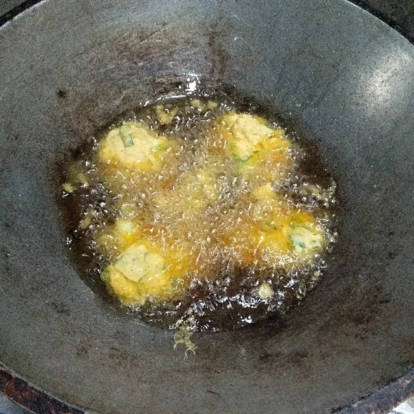 Panaskan minyak goreng, lalu goreng dadar jagung hingga matang. Angkat dan tiriskan. Siap disajikan.