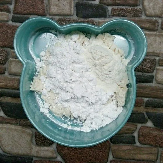Masukkan tepung terigu dan tepung tapioka.