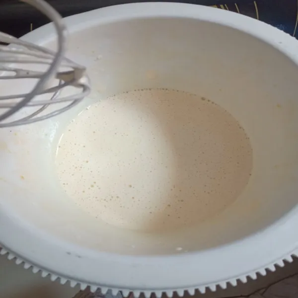 Masukkan telur dan gula pasir (agar memudahkan cepat larut sebaik nya dihaluskan dulu), kocok dengan whisk hingga gula larut.