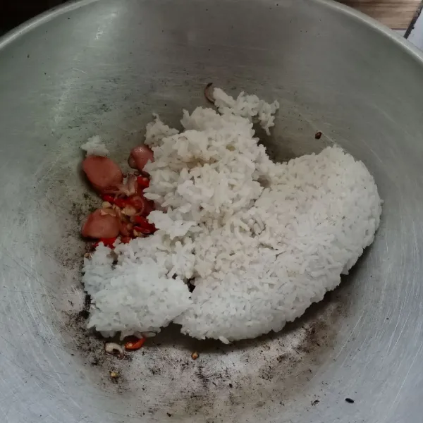 Kemudian masukkan nasi, aduk rata.