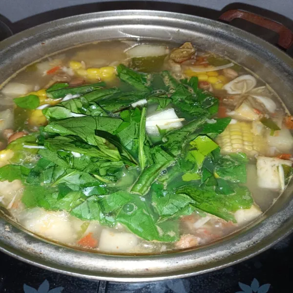 Masukan labu siam, kacang panjang, dan daun melinjo masak hingga semua matang.