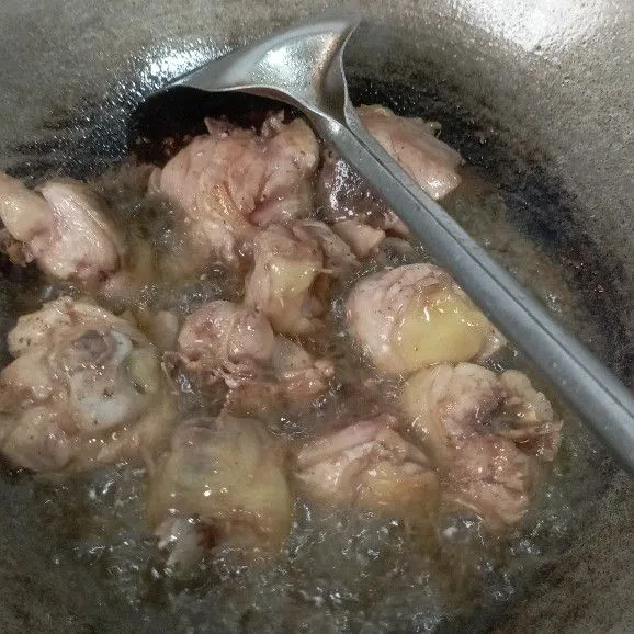 Panaskan minyak, goreng ayam yang sudah dimarinasi hingga kecoklatan. Angkat tiriskan.