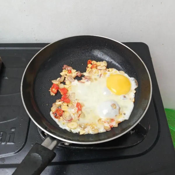 Masukkan telur, masak orak-arik.