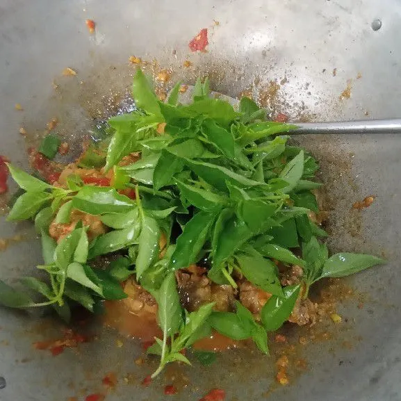 Terakhir, masukan daun bawang, daun kemangi dan cabai rawit utuh. Koreksi rasa.