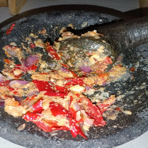 Ulek bumbu halus atau gunakan blender.