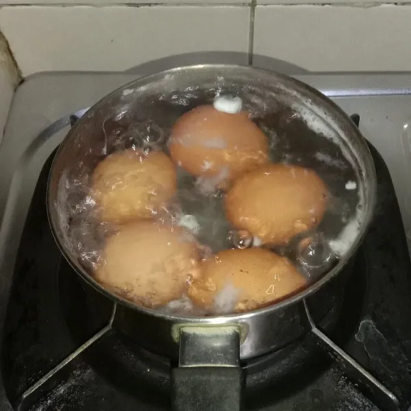 Rebus telur kurang lebih sekitar 10menit (kuning telur lembut) atau jika ingin telur yang kuningnya matang bisa merebusnya sekitar 15 menit.