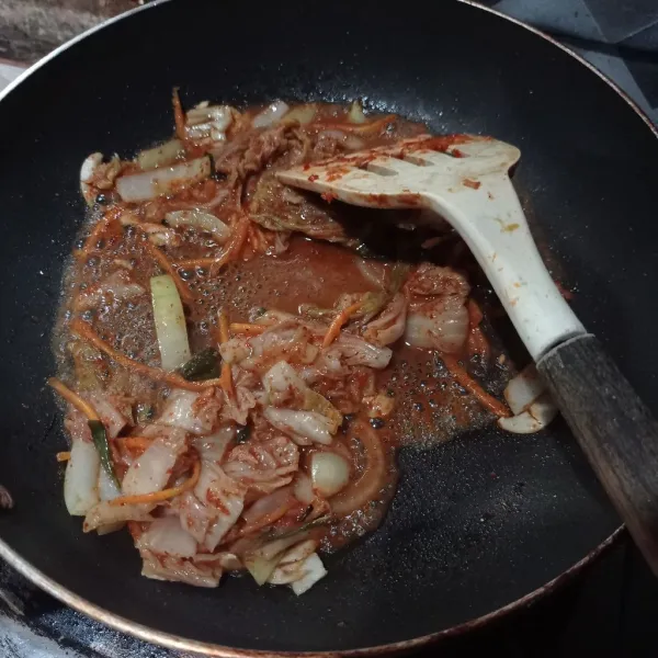 Masukan kimchi dan air kimchi aduk rata masak sampai air menyusut.