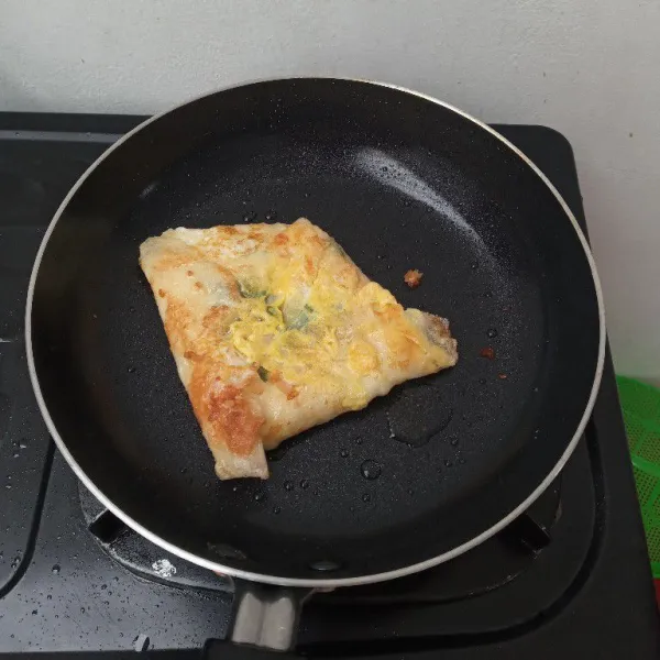 Jangan lupa dibalik, masak hingga kecokelatan, angkat.