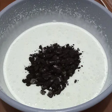 Masukan chocolate cookie yang sudah dihancurkan.