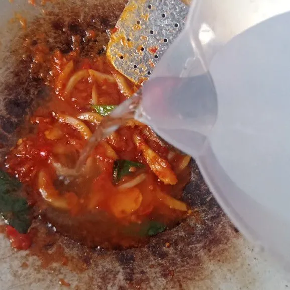 Masukkan saos sambal, saos tomat dan saos tiram. Aduk rata. Lalu tambahkan air.