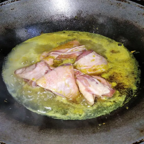 Masukkan ayam.