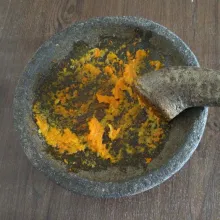 Haluskan bawang putih dan kunyit.