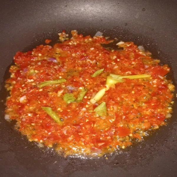 Tumis daun jeruk dan sereh hingga wangi, lalu masukkan bumbu ulek, tumis lagi