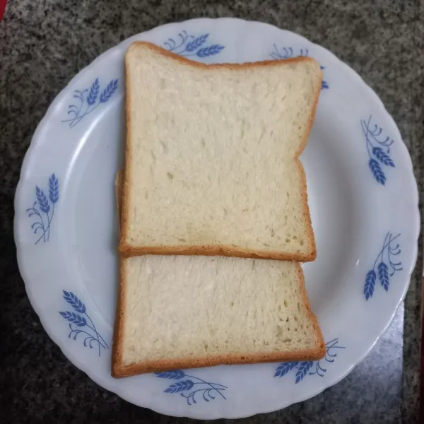 Siapkan lembaran roti tawar.