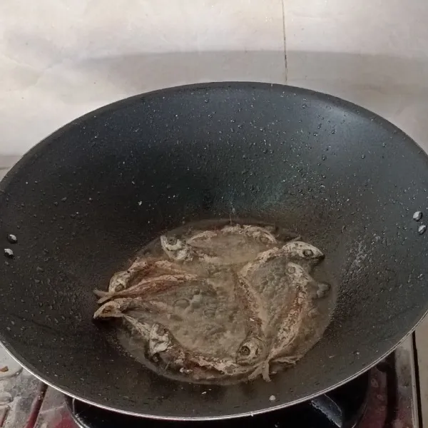 Goreng ikan dalam minyak panas hingga kecoklatan.