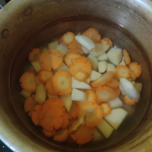 Masukkan wortel dan kentang, masak hingga setengah matang.