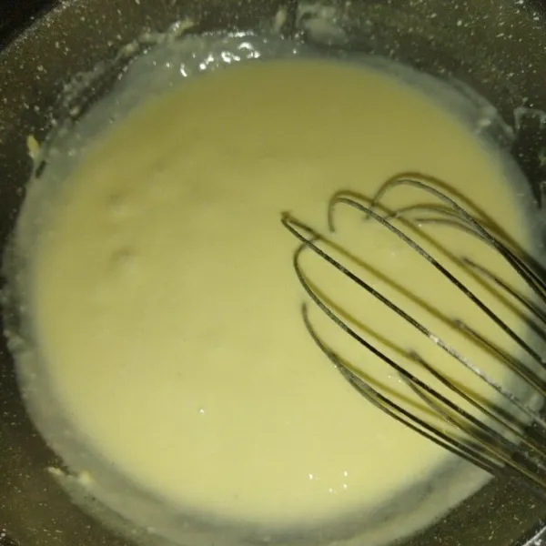 Saus putih : lelehkan margarin, masukkan tepung terigu, aduk rata. Tambahkan keju parut, garam dan lada bubuk, aduk rata, masak hingga meletup, angkat.