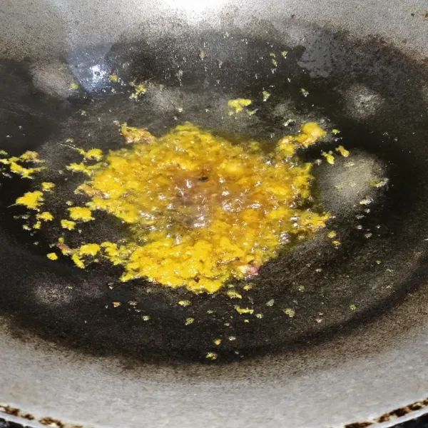 Tumis bumbu hingga harum.